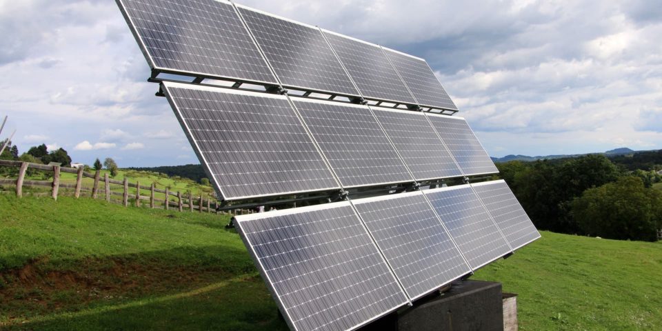 「停電時も太陽光発電は使える！蓄電池との有効な併用法も解説」の記事中のイメージ画像です。