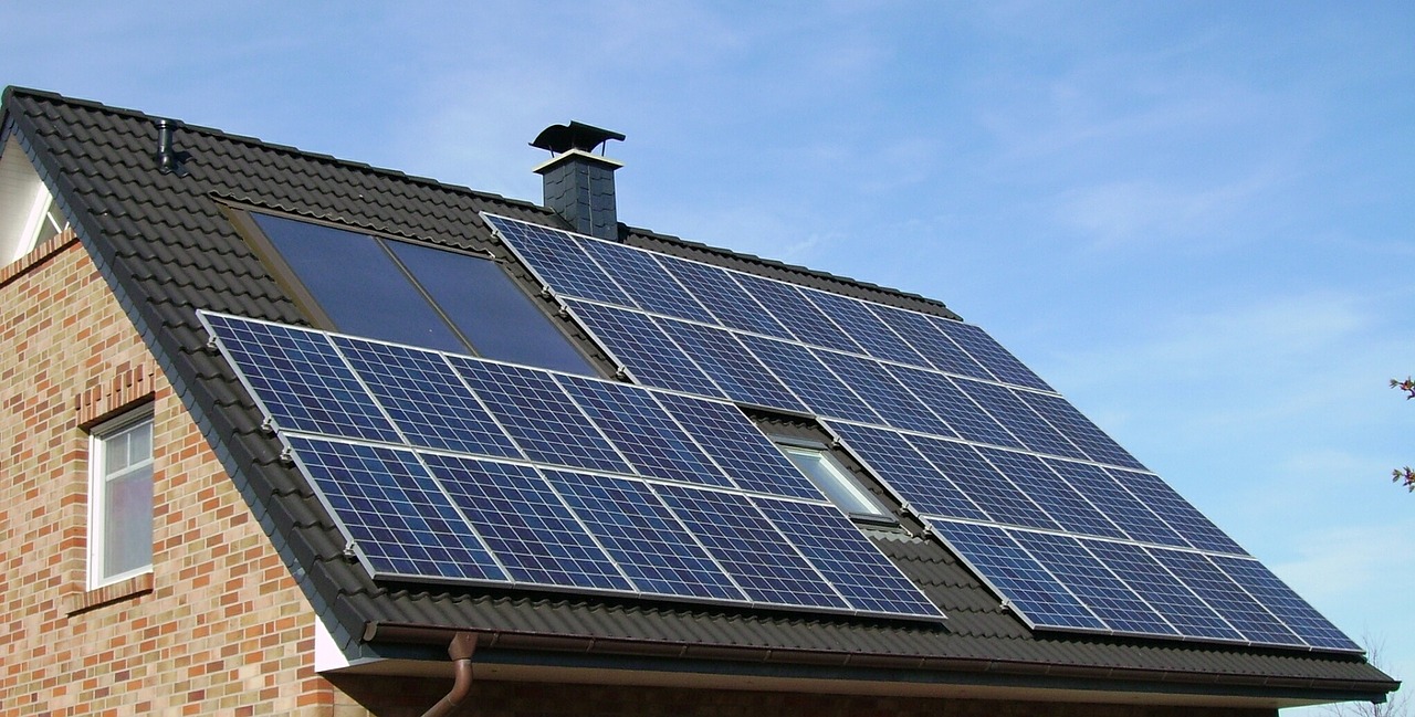 今のうちに　軽い　ソーラーパネル　屋外で活躍　太陽さえ出れば電気は作れる